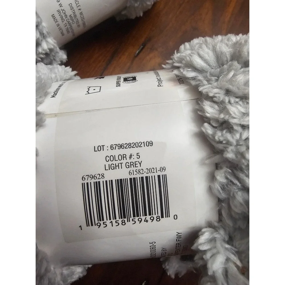 4 Skeins Loops & Threads Sherpa Yarn Light Grey Super Bulky 6‎ Polyester 372yd